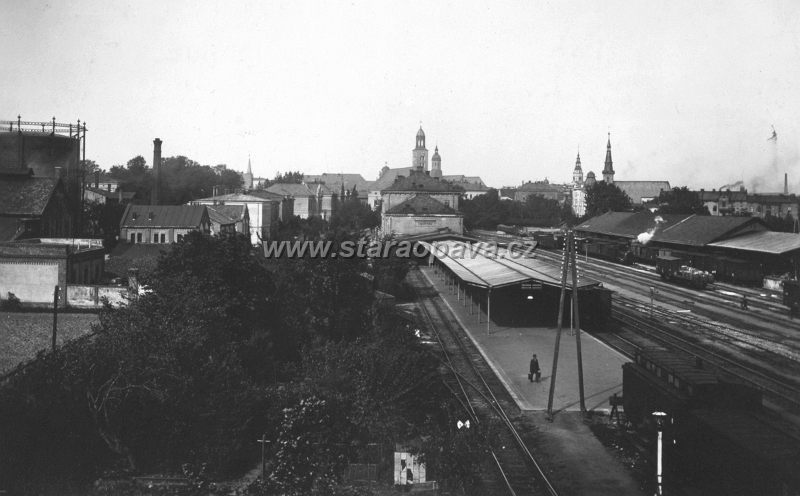 janska (2).jpg - Celkový pohled od východu. Vlevo je vidět část plynáren, vpravo pohled na nádraží. Fotografie z roku 1925.